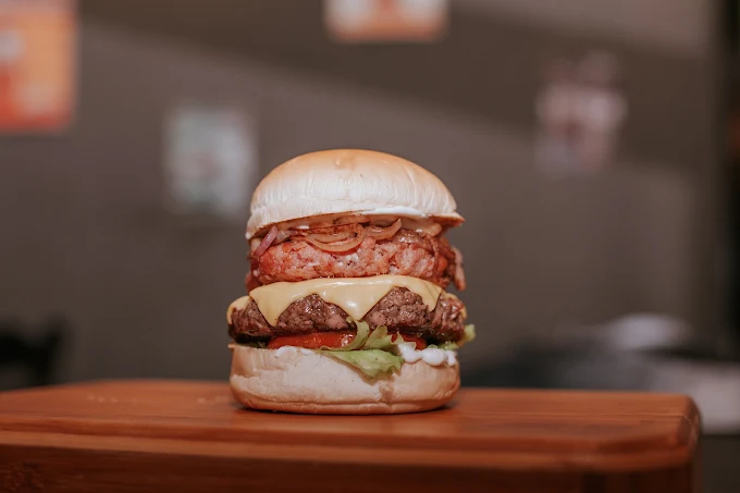Hambúrguer artesanal da Shelby Burguer com queijo derretido, bacon e cebola caramelizada